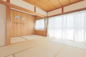 an empty room with a door and a window at よんなーハウス in Kameoka +21 photos