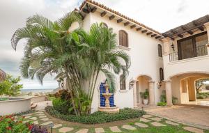 uma casa com uma palmeira na frente em Palmaritos 6 em El Tule