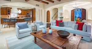 uma sala de estar com um sofá e uma mesa em Palmaritos 6 em El Tule