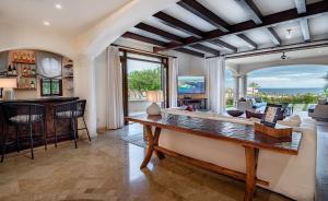 uma sala de estar com um sofá e uma mesa em Palmaritos 6 em El Tule mais 15 fotografias