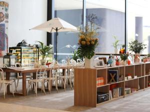 Un comedor con mesa y sillas en Art Series - The Larwill Studio, en Melbourne