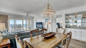 Кухня или мини-кухня в 301 Ocean Palms by AvantStay Ocean Front Home w Amazing Sea Views
