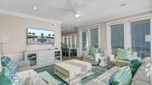 Телевизор и/или развлекательный центр в 131 Grand Pavilion by AvantStay Oceanfront On The Boardwalk