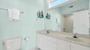 Ванная комната в 131 Grand Pavilion by AvantStay Oceanfront On The Boardwalk +22 фотографии