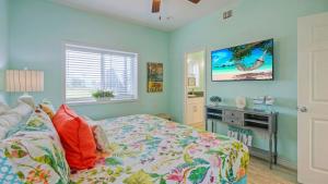 Postel nebo postele na pokoji v ubytování Beach Boardwalk 2 Pools Tennis Pickleball Shorely Blessed by AvantStay + 36 fotografií