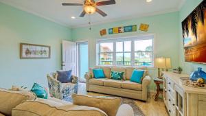 Posezení v ubytování Beach Boardwalk 2 Pools Tennis Pickleball Shorely Blessed by AvantStay