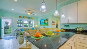 Kuchyň nebo kuchyňský kout v ubytování Beach Boardwalk 2 Pools Tennis Pickleball Shorely Blessed by AvantStay