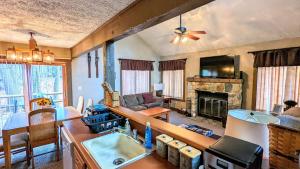 TV/trung tâm giải trí tại Frost Hollow by AvantStay Deck w Grill Game Room Loft