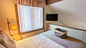 Giường trong phòng chung tại Frost Hollow by AvantStay Deck w Grill Game Room Loft