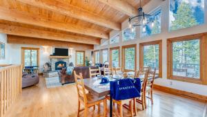 Η κουζίνα ή μικρή κουζίνα στο Lake Beach Access Pool Tennis Walk to Chambers Tahoe Timber by AvantStay