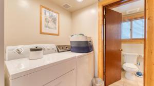 Ένα μπάνιο στο Lake Beach Access Pool Tennis Walk to Chambers Tahoe Timber by AvantStay +34 φωτογραφίες