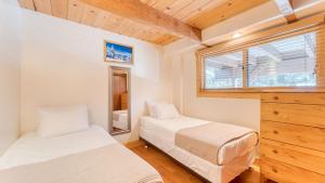 Ένα ή περισσότερα κρεβάτια σε δωμάτιο στο Lake Beach Access Pool Tennis Walk to Chambers Tahoe Timber by AvantStay