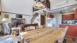 Kuchyň nebo kuchyňský kout v ubytování Grateful Escape AvantStay Hot Tub Sauna Deck Firepit Beach Access