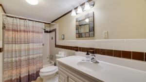 Koupelna v ubytování Grateful Escape AvantStay Hot Tub Sauna Deck Firepit Beach Access + 40 fotografií