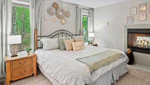 Un pat sau paturi într-o cameră la The Boulder Inn by AvantStay Indoor Hot Tub Game Room Outdoor Fire Pit +56 fotografii