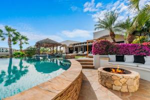 uma imagem de uma villa com piscina em Casa Mar em El Tule