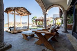 um pátio com mesas e cadeiras e vista para a praia em Casa Mar em El Tule