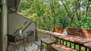 Un balcon sau o terasă la Slope Lodge Prime Skiing Location Indoor Pool Hot Tub Sauna Private Deck