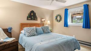 Un pat sau paturi într-o cameră la Slope Lodge Prime Skiing Location Indoor Pool Hot Tub Sauna Private Deck