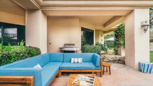 Khu vực ghế ngồi tại Firefly by AvantStay Spacious Backyard w Pool Hot Tub