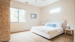 Giường trong phòng chung tại Firefly by AvantStay Spacious Backyard w Pool Hot Tub