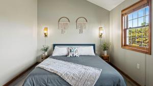 Lakers Pointe by AvantStay Lakefront Private Peninsula Hot Tub Game Room في Long Pond: غرفة نوم بها سرير ونافذة