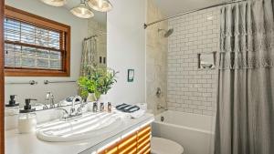 Lakers Pointe by AvantStay Lakefront Private Peninsula Hot Tub Game Room في Long Pond: حمام مع حوض ومرحاض وحوض استحمام +50 صورة