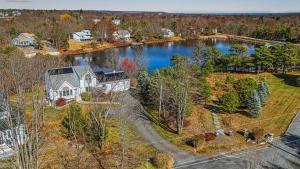 Lakers Pointe by AvantStay Lakefront Private Peninsula Hot Tub Game Room في Long Pond: اطلالة جوية على منزل مع بحيرة