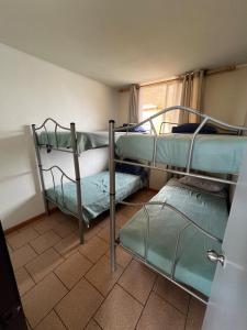 Departamento frente al mar في تومي: غرفة بسريرين بطابقين ونافذة +15 صورة