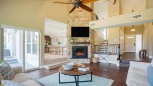 Un televizor și/sau centru de divertisment la Travis by AvantStay Waterfront Lake Retreat