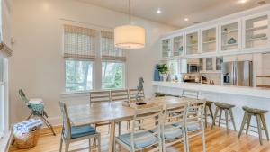 O bucătărie sau chicinetă la Destin Dream by AvantStay 2-Story Home Walk to Beach