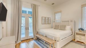 Un pat sau paturi într-o cameră la Destin Dream by AvantStay 2-Story Home Walk to Beach