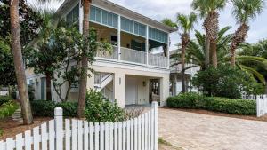 O grădină în afara Destin Dream by AvantStay 2-Story Home Walk to Beach