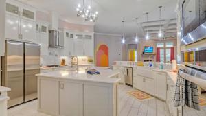 Η κουζίνα ή μικρή κουζίνα στο Graford by AvantStay Hot Tub Firepit Mini Putt