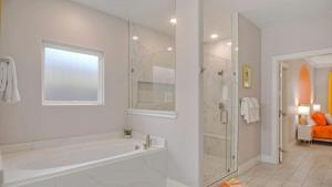 Ένα μπάνιο στο Graford by AvantStay Hot Tub Firepit Mini Putt +49 φωτογραφίες