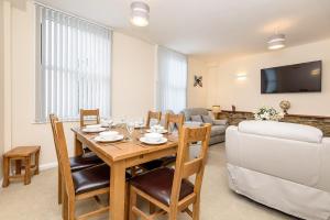 een woonkamer met een tafel en een bank bij Heart of Looe Apartment in Looe
