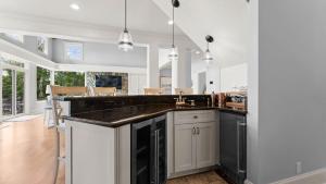 Η κουζίνα ή μικρή κουζίνα στο Paradise Pointe by AvantStay Lakefront Views Playset