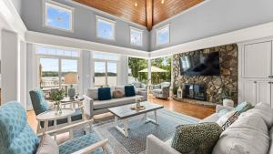 Χώρος καθιστικού στο Paradise Pointe by AvantStay Lakefront Views Playset