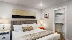 a bedroom with a large bed and two lamps at Ski La Vie by AvantStay Hot Tub Game Room Near the Ski Slopes in Heber City