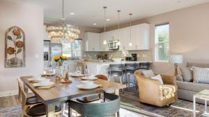 Кухня или мини-кухня в Casa do Sol by AvantStay Rooftop Deck w Ocean Views 2 blocks to Beach
