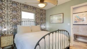 Кровать или кровати в номере Casa do Sol by AvantStay Rooftop Deck w Ocean Views 2 blocks to Beach