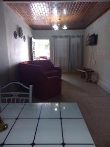 Una sala de estar con un sofá y un televisor. en Hospedaje carvajal, en David