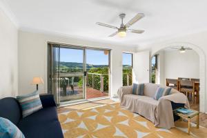 een woonkamer met een bank en een eetkamer bij Ziggy's Place in Gerringong