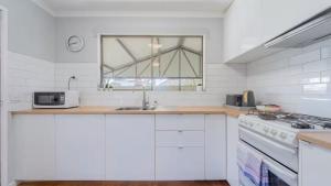 EpsomNouveau Home的带水槽和炉灶的白色厨房 更多9张照片