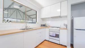 EpsomNouveau Home的带水槽和冰箱的白色厨房