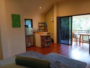 een woonkamer met een koelkast en een keuken bij Butterfly Cottage Tracy Island Had Yao in Ko Pha Ngan