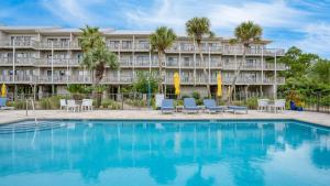 The Sea Chord Gulf Lake Views Balcony Pool في شاطئ سانتا روزا: فندق به حمام سباحة أمام المبنى