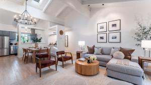 Køkken eller tekøkken på Tahoe Dreamin’ by AvantStay Central Location