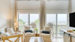 The Sea Chord Gulf Lake Views Balcony Pool في شاطئ سانتا روزا: غرفة معيشة بأثاث أبيض ونوافذ كبيرة