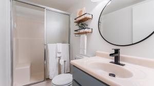 Et badeværelse på Tahoe Dreamin’ by AvantStay Central Location + 31 billeder